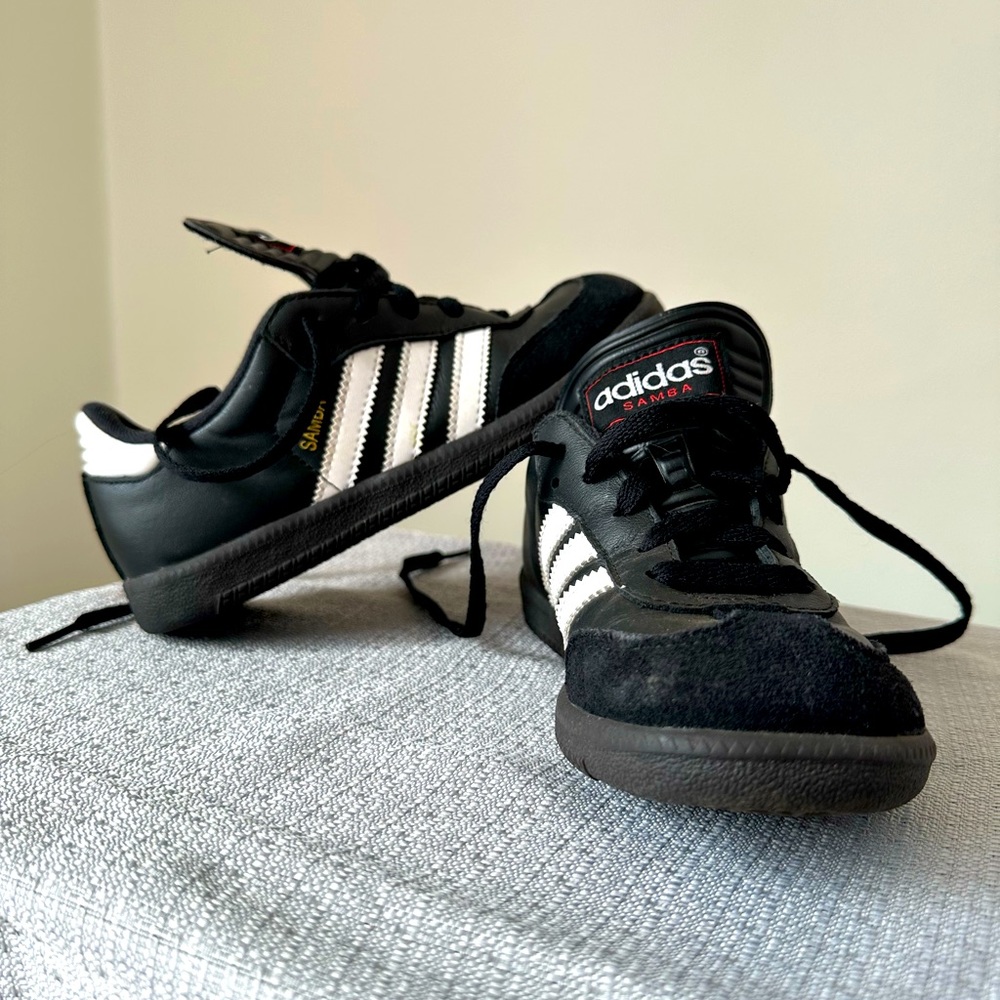 Boys ADIDAS Samba classic indoor soccer shoes